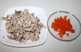 Мясо вынимаем из кастрюли, а бульон процеживаем. Кастрюлю – снова на сильный огонь, кладем сладкий перец и тертый помидор, после закипания продолжаем варку под крышкой, убрав огонь до слабого. Быстро отделяем мясо от костей и рубим морковь,
