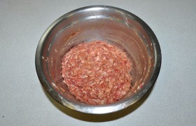 Добавляем в фарш лук, яйца, соль по вкусу, вымешиваем и не ленимся  отбить фарш , швыряя его с руки в глубокую миску минимум 20 раз. Фарш станет более пышным и хорошо лепящимся.