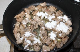Посыпаем мукой, обжариваем около минуты, не прекращая перемешивать.