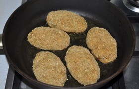 Начинаем жарку котлет, когда масло в сковороде  перекалено  (на огне между средним и сильным). Достаточно, в зависимости от размера и толщины котлет, по 3-4 минуты жарки для каждой стороны. Выкладываем котлеты из судака на блюдо и поливаем растопленным сливочным маслом. Гарнир – по выбору.