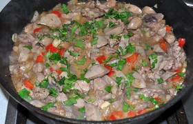 Через 20-30 секунд возвращаем в сковороду кусочки печенки, даем прогреться 30-50 секунд. Перемешиваем еще раз соус, чтобы крахмал не остался на дне, и вливаем его, перемешиваем. На все остальное хватает максимум пару минут: кладем зеленый лук и кинзу, перчим, солим (если надо), помешиваем, пока соус загустевает, видим, как он становится более прозрачным и тягучим. Выключаем – и сразу подаем.
