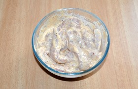 Сливаем пиво, выкладываем мясные палочки на бумажные полотенца и хорошо промокаем. Майонез смешиваем с перцем, соевым соусом, приправой к мясу, чуть солим, кладем в миску палочки и перемешиваем, чтобы все мясные кусочки были в маринаде.
