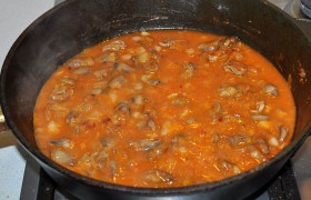 Посыпаем мукой, помешиваем, через минуту-полторы добавляем томатную пасту, 100-120 мл горячей воды, ложку сахара, соль, перец. Тушим пару минут.