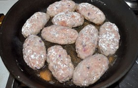И так же швом вниз выкладываем котлеты на сковороду, масло в которой уже  раскалилось  на сильном огне. На этом огне и жарим одну сторону до хорошего румянца, 1,5-2 минуты. 