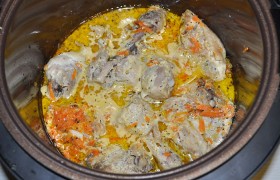 Через час открываем мультиварку и осторожно перемешиваем содержимое. Мясо получается нежнейшее, сочное, вкусное и легко отстает от косточек.