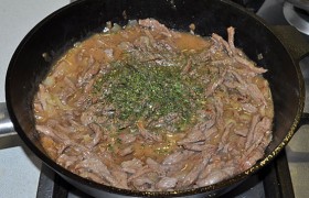 Добавляем по вкусу зелени, выключаем, накрываем сковороду, держим под крышкой, через 5 минут подаем.
