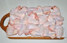 Обсушиваем каждое крылышко бумажным полотенцем и раскладываем для дальнейшей просушки – под маринад не нужна мокрая кожа.