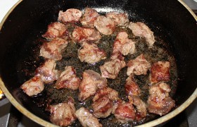 В  раскаленное  масло кладем мясо, обжариваем недолго, только до появления корочек, и сразу вынимаем, солим. Если мясо не помещается на сковороде в один ряд (с промежутками между кусочками) – жарим в два приема. Соки должны остаться внутри, а не вытечь. 
 
 