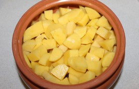 Теперь очередь картошки, которую мы немного солим, 