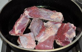 Ребрышки отделяем друг от друга, промываем и – это важно для жарки – очень хорошо обсушиваем, неважно, бумажными или тканевым полотенцем. Посыпаем ребрышки перцем. Ставим сковороду с толстым дном на самый сильный огонь, за 3-5 минут  перекаливаем  масло, 2 ст. ложки, и быстро жарим ребрышки до корочки с каждой стороны. Складываем в казан (кастрюлю с толстым дном). 
