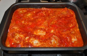 И на полчаса ставим в духовку, разогретую до 190°. В конце посыпаем зеленью. Пожалуй, лучший гарнир к такой рыбке – картофель.