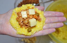 кладем полную, с горкой, столовую ложку начинки, пару-тройку кубиков сыра,