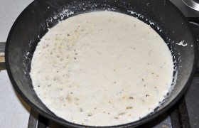 Выкладываем румяную картошку и рыбку на блюдо, а сковороду возвращаем на огонь, усилив его. Заливаем сливки, размешиваем в них горчицу, чуть солим. Закипело – снимаем и переливаем в соусник.