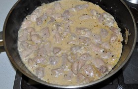 Еще разок перемешиваем молоко с сыром и заливаем мясо. Чтобы сыр не прилип к дну, перемешиваем до закипания. Тушим 2-3 минуты, снизив огонь и накрыв крышкой. Выключаем - и не открываем крышку еще 4-5 минут, пока мясо пропитывается соусом и «успокаивается».