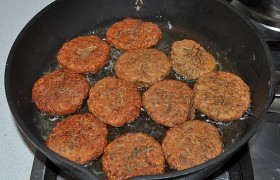 Раскаляем на огне (меньше сильного) масло в сковороде и жарим с одной и второй стороны до готовности котлет, примерно по 3 минуты сторону. Силу огня регулируем, чтобы котлеты жарились равномерно.