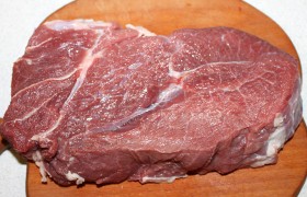 Вместо готовой приправы для мяса можно соединить примерно по пол-чайной ложки сладкой паприки,  кориандра , черного и душистого молотого перцев, соли (полная ложка), порошкового чеснока и лука,  майорана  и горчицы, немного  мускатного  молотого ореха.