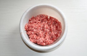 Лучше всего, разумеется, приготовленный дома фарш, при этом пропущенный через крупную или среднюю решетку. Если мы готовили фарш заранее, из хорошего охлажденного мяса, а потом  заморозили  порционно – то времени на готовку уйдет у нас меньше, т.к. порцию фарша надо только заранее вынуть для разморозки.