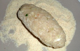 Теперь зразы  панируем  в сухарях – и они готовы к обжарке.