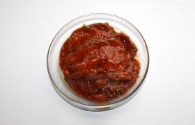 Обваливаем-обмазываем отбитые ломти мяса маринадом и оставляем мариноваться, пока мы готовим овощи, т.е. моем, обсушиваем и нарезаем их. Но мариноваться мясо может и несколько часов, только в холодильнике.