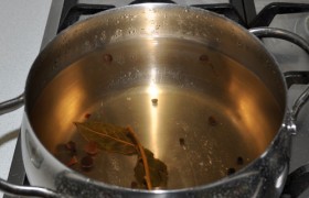 Рассол готовим из расчета 2 ст. ложки крупной соли с небольшой горкой (примерно 50 г)) - на 1 литр воды. Соль берем крупную. В рассол кладем  гвоздичку и лавровый лист. Вскипевший рассол остужаем.