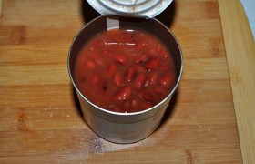 Когда картофель практически готов – пора добавить последний компонент – консервированную фасоль. С той жидкостью, что есть в банке, или без нее – зависит от вкуса этой жидкости. 