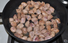 Масло на  большой тяжелой сковороде 4-5 минут  перекаливаем , включив сильный огонь. На нем и обжариваем кусочки, помешивая, не больше 3 минут. Они практически готовы, когда стали светлыми и начали появляться легкие корочки.