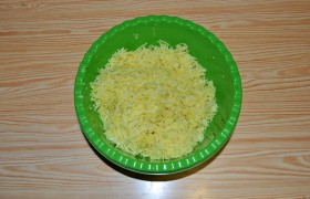 Разбиваем в него яйца, солим и перчим по вкусу, перемешиваем и добавляем муки столько, чтобы масса перестала прилипать к рукам.