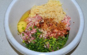 Соединение постного окорока и грудинки (или бекона) дает нам сочный вкусный фарш. Посыпаем его готовой приправой,рубленой зеленнью, солью с перцем, разбиваем яйцо, поливаем соевым соусом, мелко натираем сырой картофель.