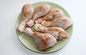 Хорошо промытые и просушенные бумажными полотенцами куриные ножки посыпаем солью, перцем.