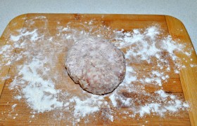Панируем верх-низ и бока мукой. Удобнее, если мы сначала начиняем и формуем все котлеты, а затем одну за другой панируем - не придется без конца мыть руки.