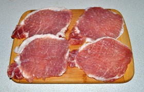Мясо (конечно, промытое и бумажным полотенцем обсушенное) нарезаем на ломти в 15-17 мм толщиной. Поочередно закладывая ломти в пакетик,  отбиваем  обе стороны, теперь толщина – 9-10 мм. 