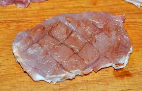Натираем мясо соевым соусом (или смазываем кистью), соус должен попасть во все надрезы. Оставляем полежать 8-10 минут.