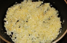 Белый батон для панировки и сливочное масло для фарша кладем в морозилку – они должны подмерзнуть. Лук мелко шинкуем и на среднем огне, помешивая, томим 9-12 минут со сливочным маслом.