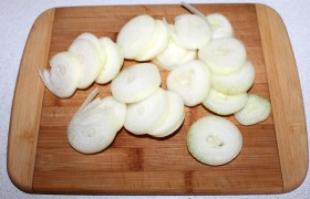 Лук режем кольцами. Промаринованный, он потом прекрасно дополнит мясо на шампуре.