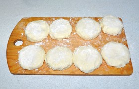 Формуем 8  сырников , довольно толстых. 