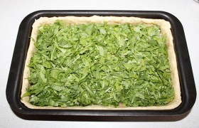 И слой листочков рукколы, который стоит немного уплотнить руками.