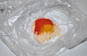 Пока  масло перекаливается  в большой сковороде с толстым дном, насыпаем в пищевой пакет сухари, соль, карри и паприку, перец, перемешиваем. 