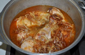 Все, что у нас в сковороде – добавляем к курице. Или, наоборот, кладем курицу в соус. Доведя до кипения, закрываем латку крышкой и переводим огонь на небольшой, для тушения.