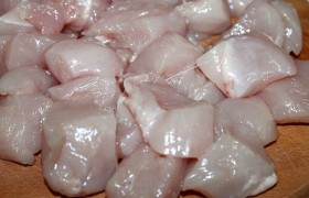 Если у нас целая грудка – промываем и промакиваем полотенцами, снимаем кожу, срезаем с грудной кости оба  филе . Купленные готовые филе, конечно, тоже промываем-обсушиваем. Нарезаем кусочками-кубиками для шашлыка.