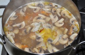 К картошке в кастрюле добавляем приготовленную заправку, перчим и солим. Следом кладем сыр (у нас – Хохланд) и помешиваем его до расплавления. Если сыр у нас формованный – натираем его сначала. Доваривание супа занимает у нас 3-4 минуты. И еще минуты 4-5 мы даем ему постоять на выключенной конфорке, положив сливочное масло.