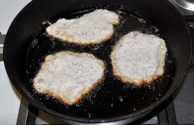 Ставим толстодонную сковороду с маслом на огонь между средним и сильным. Когда, спустя 4-5 минут, оно  перекалилось  – подцепляя вилкой, вынимаем отбивные из чашки и кладем в масло. Жарим каждую сторону примерно 1,5 минуты, если кляр очень быстро румянится – слегка снижаем огонь конфорки. Проверяем готовность – протыкаем зубочисткой, которая должна войти мягко в прожаренное мясо. 