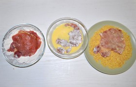Готовим три емкости для  панировки : с мукой, с взбитыми в течение минуты вилкой яйцами (с добавкой сливок), с хлопьями. Дальше несложные действия: панируем отбивные в муке, обмакиваем в яйца и обваливаем в кукурузных хлопьях. 