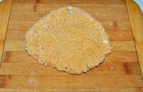 И получаем мясо, хорошо упрятанное в слой панировки. Если у вас панировка не слишком получилась или вы хотите корочку потолще - повторите все три этапа еще раз.
