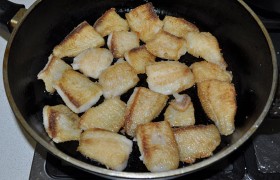 Масло в сковороде на средне-сильном огне недолго (4-5 минут)  перекаливается . Выкладываем рыбу и быстро, примерно по 3 минуты, обжариваем с обеих сторон. Она уже практически готова. 