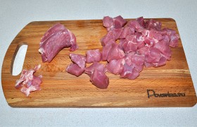 Промытое мясо избавляем от воды бумажным полотенцем. Нарезаем небольшими, но не мелкими кубиками – примерно 30 мм.