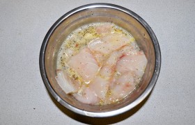 опускаем в молоко, смешанное с Прованскими травами, майораном. Рыба напитывается молоком и становится сочнее. Маринуем не менее получаса, лучше – часа полтора.