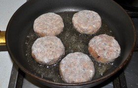 Начинаем жарить, когда растительное масло  раскалилось  на средне-сильном огне. Когда через пару минут снизу образовалась румяная корочка, переворачиваем. Через минуту снижаем огонь до слабого, на нем оставляем котлеты на 4-5 минут до полной готовности. 