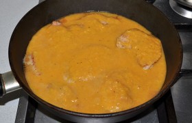 Поливаем мясо соусом, накрываем и тушим на малом огне до полной мягкости, что займет от 3-4 до 10 минут. Выключив, оставляем до подачи под крышкой на 5-6 минут.