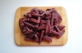Кусок печени промываем, слегка обсушиваем, нарезаем ломтиками, а их – дольками не толще 9-10 мм.