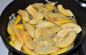 Если в сковороде образовалось много жира (он ведь еще вытапливается из курицы) – часть сливаем, на среднем огне 6-7 минут  карамелизуем  лук. Добавляем дольки айвы, имбирь, немного прибавив огонь, помешиваем 4-5 минут – и выкладываем в казан с куриными бедрышками. 